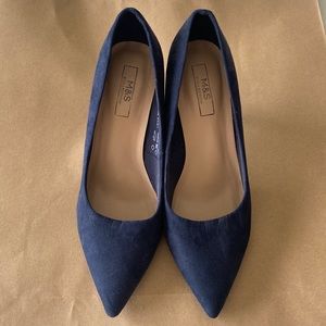 Brand new Marks & Spencer navy pumps.